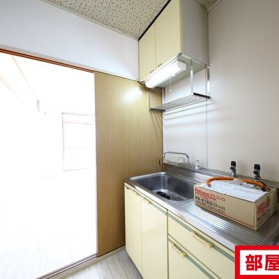 
						お好みのコンロが置けるキッチンです。