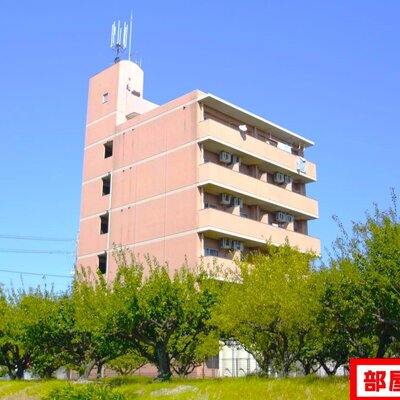 
						おしゃれな外観　ひときわ目立つ建物です